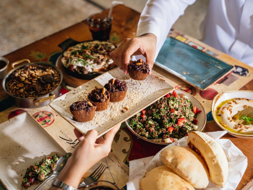 تذوق أشهى الأطباق في أفضل المطاعم بشمال الرياض - تجربة تناول الطعام في مطعم نجد الشهير