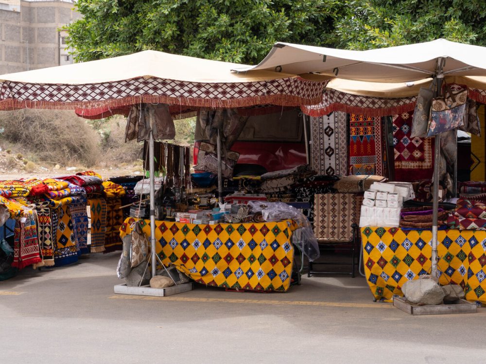 أسواق شعبية ومراكز تجارية