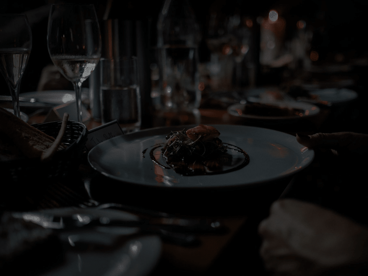 Une nouvelle expérience dans un restaurant dans le monde obscur